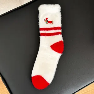 Detalle de primeros planos de calcetines de invierno cálidos bordados de salchicha navideña.