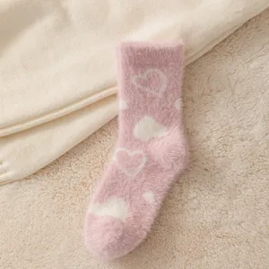 Chaussettes femme motif cœur peluche détail doux chaud hiver confortable rose doux thermique sommeil.