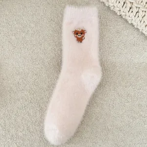 Chaussettes d'hiver en peluche douillette pour femmes avec broderie de petite vache mignonne.