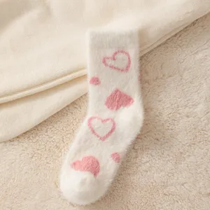 Chaussettes femme duveteuses motif coeur chaud detail gros plan confort hiver chaussette sol