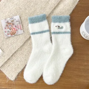 Chaussettes d'hiver pelucheuses et douillettes avec broderie mignonne, chaudes pour femme.