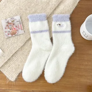 Chaussettes pelucheuses d'hiver pour femmes, epaisses chaudes mignonnes chaussettes brodees.