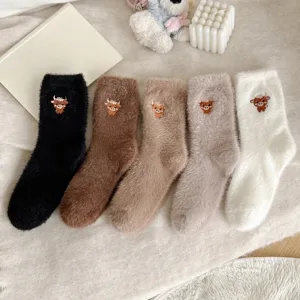 Chaussettes d'hiver douillettes et duveteuses pour femmes avec jolies vaches brodées chaudes.