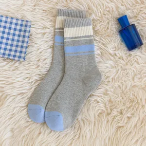 Détail chaussettes bouclette hiver rayées grises, chaussettes mi-hautes chaudes femme.