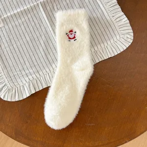 Chaussettes d'hiver douillettes et duveteuses blanches avec broderie mignonne de Père Noël.