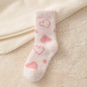 Chaussettes d'hiver duveteuses avec motif cœur en détail, matière douce et chaude.