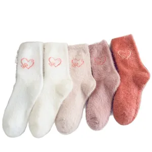 Chaussettes duveteuses en peluche avec coeur pour femmes, chaudes et epaisses pour l'hiver.