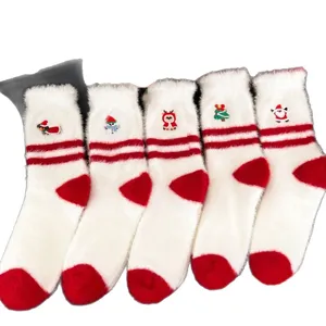 Calcetines de invierno gruesos y de felpa suave para mujer con bonitos bordados navideños.