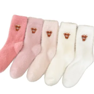 Chaussettes d'hiver chaudes et epuisses duveteuses pour femmes avec broderie de vache mignon