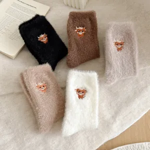 Chaussettes d'hiver chaudes et épaisses en peluche avec adorable broderie de vache mignonne
