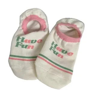 Calzini corti estivi bianchi da donna con righe rosa e motivo a lettere antiscivolo.