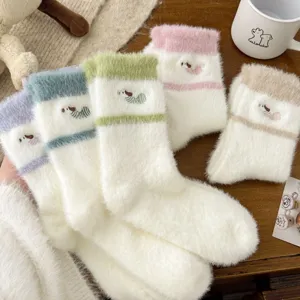 Chaussettes De Sommeil Chaudes Et Moelleuses Épaissies D'hiver Pour Femmes Mignonnes Broderie De Dessin Animé En Peluche Mi-Hauteur Chaussettes Décontractées Pour La Maison