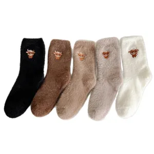 Chaussettes mi-hautes douillettes et chaudes pour femmes avec broderie de vache mignonne.