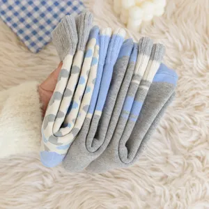 Chaussettes d'hiver chaudes en peluche pour femmes avec de jolis motifs de cœurs.