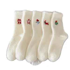 Lot de 5 chaussettes d'hiver blanches moelleuses pour femme avec broderies de Noël.