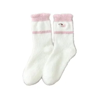Chaussettes d'hiver pelucheuses et chaudes pour femmes, chaussettes de sommeil épaisses avec broderie.