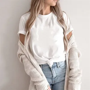 Detailansicht des geknoteten Stils eines schlichten weißen Sabrina Carpenter T-Shirts.