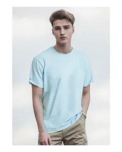 Junges männliches Model trägt ein lässiges, leeres, hellblaues Rundhals-T-Shirt