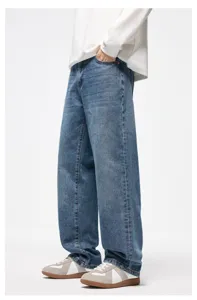 Dettagli dei jeans in denim ampio e slavato blu rétro in stile streetwear con vestibilità comoda.