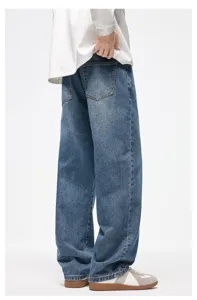 Vista dettagliata dei jeans in denim lavato blu scuro dritti e larghi, stile vintage USA.