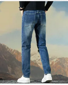 Vaqueros slim straight azules para hombre con detalles desgastados estilo casual y de moto.