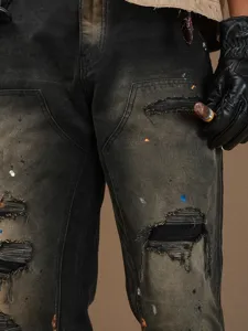 Hochwertige Destroyed Jeans mit Farbklecksen und coolen Rissen für den perfekten Streetwear Look.