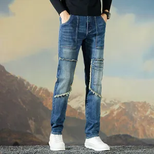 Pantalones vaqueros de hombre azules en patchwork con bolsillos y bordes deshilachados.