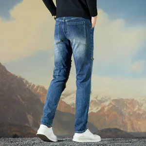 Vaqueros de hombre azul degradado patchwork slim rectos con bordes deshilachados.