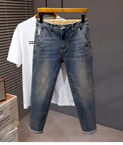 Jeans cropped blu vintage da uomo, pantaloni casual dritti con lavaggio effetto usato.