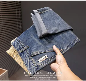 Jeans corti stile americano classico da uomo, pantaloni casual blu lavaggio retro elasticizzati.