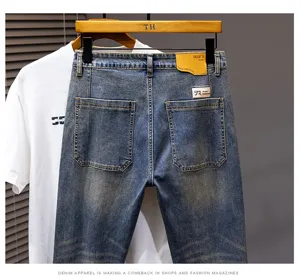 Classici jeans cropped rétro americani, eleganti pantaloni in denim blu vintage.