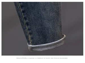 Primo piano dei dettagli del risvolto dei jeans in denim slavato vintage e corto classico.