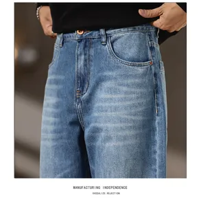 Detalle jeans de mezclilla azul vintage hombre, ajuste recto bolsillo y botón de cerca.