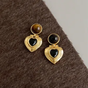 Orecchini vintage in metallo dorato con occhio di tigre naturale e gemme a cuore nero.