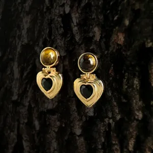 Orecchini a cuore dorati vintage con pietra occhio di tigre e dettaglio nero elegante.