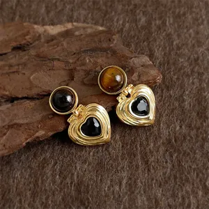 Orecchini a cuore dorati vintage con pietra occhio di tigre, stile retro Maillard per donne.