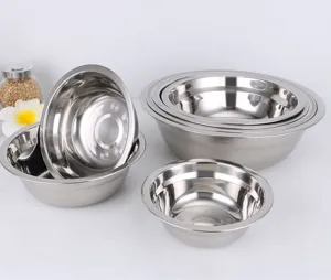 Détail de bol à soupe approfondi en acier inoxydable, tailles emboîtées et bord épais.