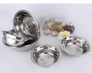 Vue détaillée de bol à soupe profond en acier inoxydable avec bord roulé pour cuisine.