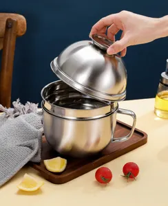 Vista dettagliata della tazza in acciaio inossidabile con coperchio aperto, design a doppio strato.