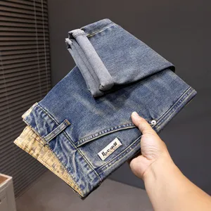 Jeans cropped vintage americano lavato con dettagli delavè e fodera interna molto particolare.