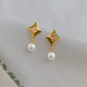 Eleganti orecchini pendenti geometrici con strass e perle e finitura dorata per l'uso quotidiano.