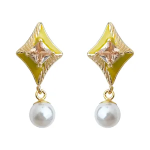 Eleganti orecchini geometrici con perle di strass e smalto giallo, perfetti per donne.