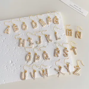 Detailansicht der 18K vergoldeten Micro-Pave Zirkonia Initialen Buchstaben Ohrringe.