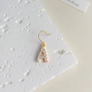 Vergoldeter Buchstabe A Zirkonia Ohrring, filigranes Detailfoto Schmuck Design.