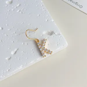 Vergoldeter Buchstabe K Ohrring mit feinen Zirkonia Steinen, elegante und schicke Damenschmuck.