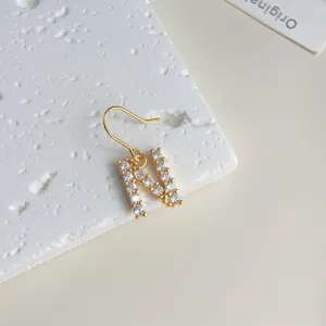 Vergoldete Ohrringe mit funkelnden Zirkonia Steinen, Buchstabe N Design, edler Schmuck.