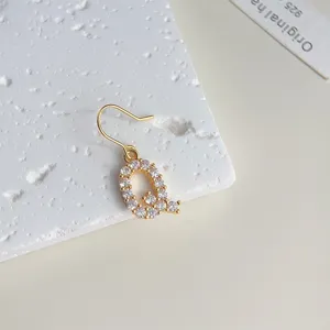 Detailansicht des luxuriösen 18K vergoldeten Zirkonia Buchstaben Q Anhänger Ohrrings.