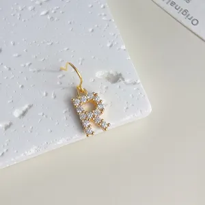 Nahaufnahme Detailansicht des eleganten 18K vergoldeten Zirkonia Buchstaben R Ohrrings.