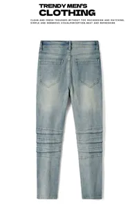 Vue dos du jean slim homme bleu clair délavé avec plis stylés aux genoux style biker.