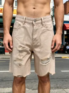 Vue détaillée de short en denim kaki pour homme avec bords bruts et style streetwear ample.